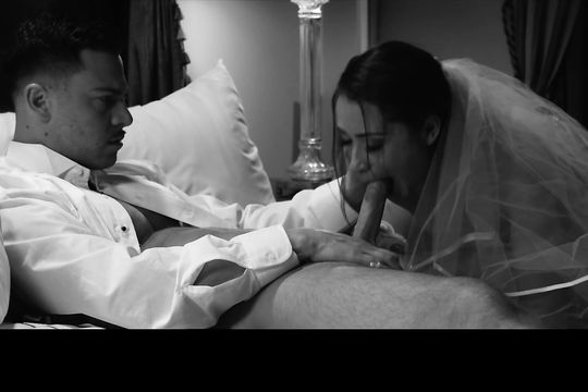 Красивая невеста дает в попку во время первой брачной ночи