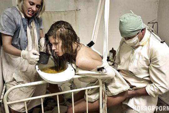 Девок в больнице жестко трахает безумный доктор со своей помощницей