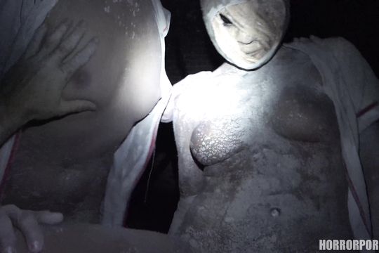 Трахает обезображенных медсестер в подвале больницы Сайлент Хилла