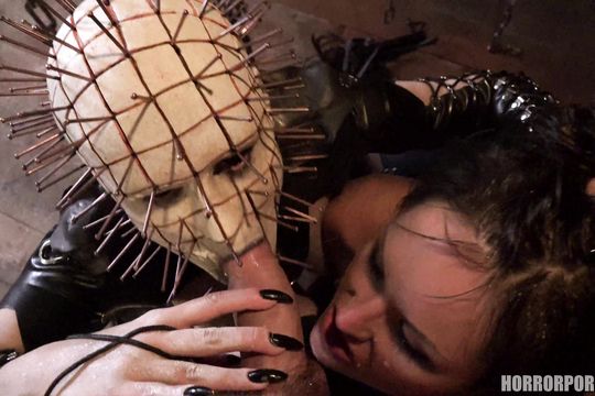 Девушку жестко трахает мужик с женщиной-монстром