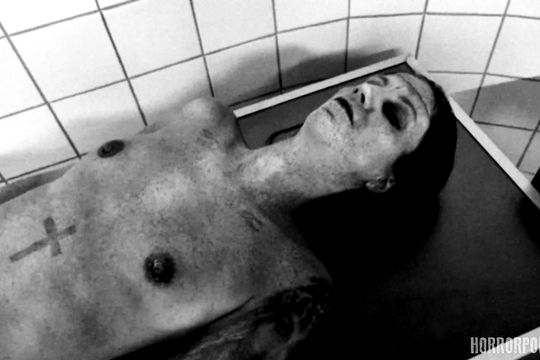 Мужик в морге трахает мертвую девушку с маленькими сиськами