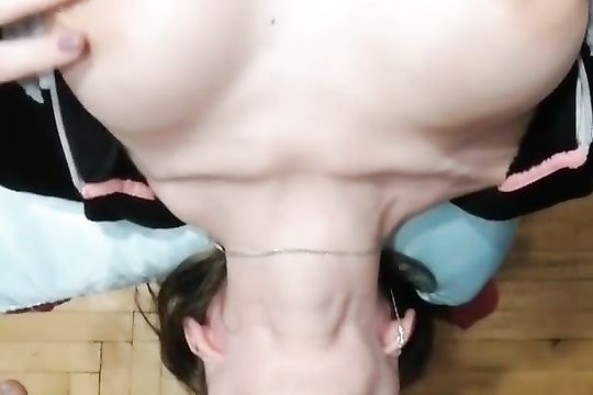 Трахает любимую в глотку и снимает всё на телефон