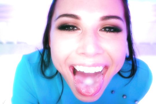 Красотка с лучезарной улыбкой активно сосет и глотает сперму