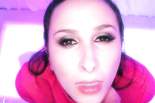 Грудастая брюнетка не только качественно сосет, но и сперму глотает