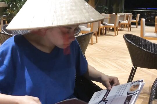 Пока жена спит пьяная возле клуба, муж трахает местную массажистку