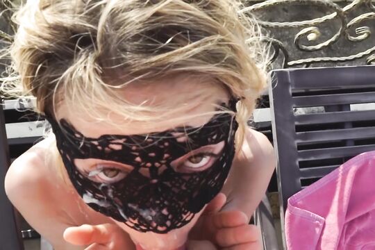 Блондинка на террасе гостиницы трахается раком и сосет хер