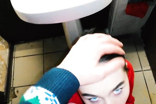 Телка отвела парня в туалет в кальянной и там ему отдалась