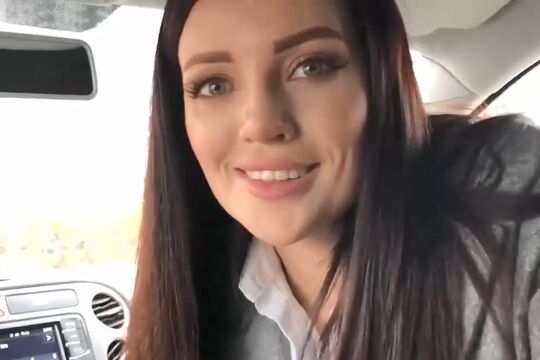 Телка в машине сосет хуй и глотает сперму