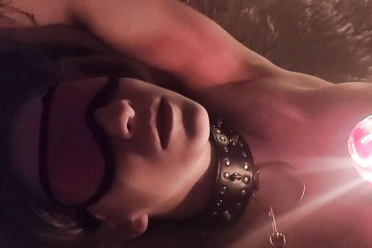 БДСМ практика в домашней обстановке с худышкой