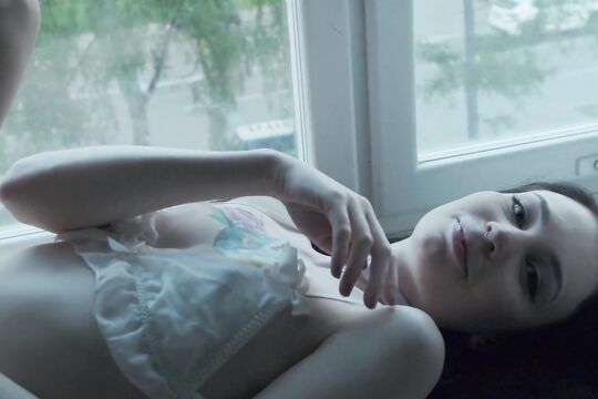 Миниатюрная красотка в белом белье показала своё тело