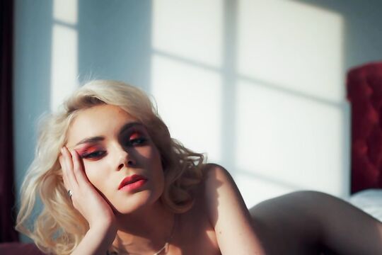 Стройная блондинка показала своё тело без одежды