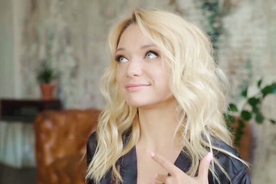 Спортивная блондинка показала красивое тело