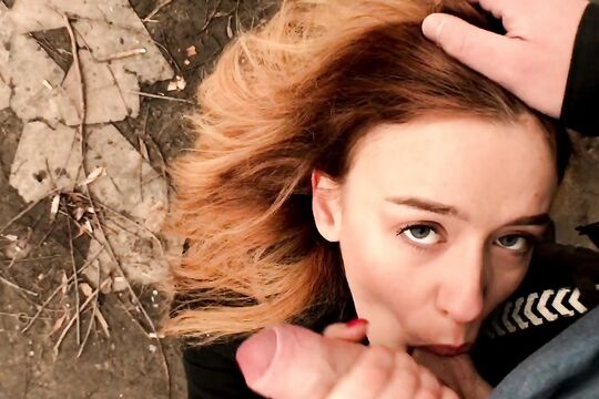 Телка в осеннем парке возле озера сосет член парня