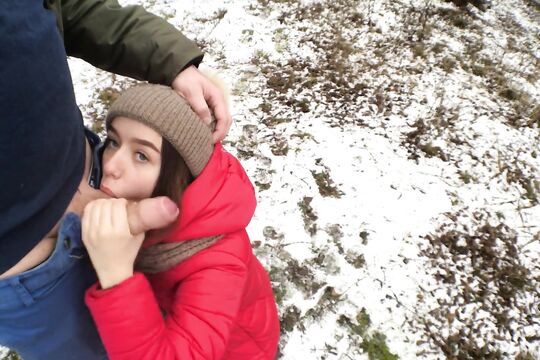 Подруга в лесу зимой сделала классный минет